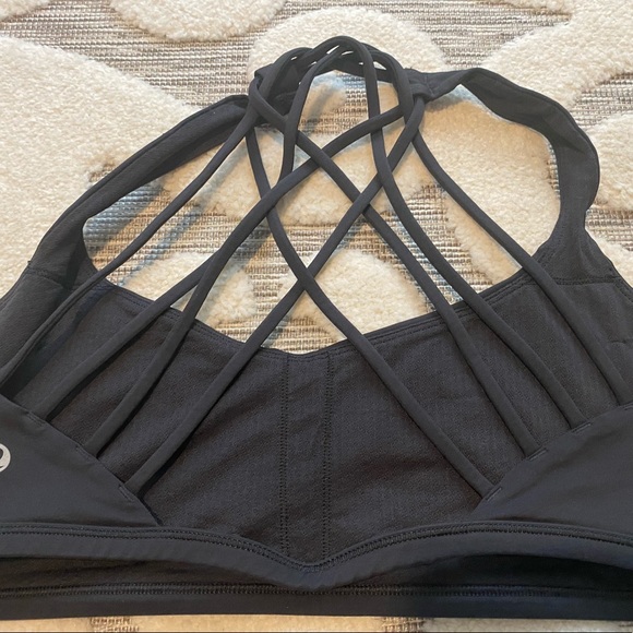 Lululemon Like new Size 10 Free to Be Bra - Picture 2 of 2